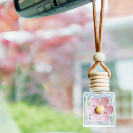 pink daisy car diffuser in use