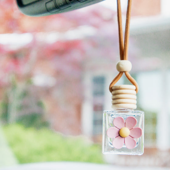 pink daisy car diffuser in use