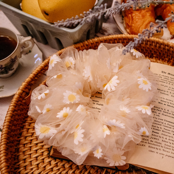 white daisy tulle scrunchie close